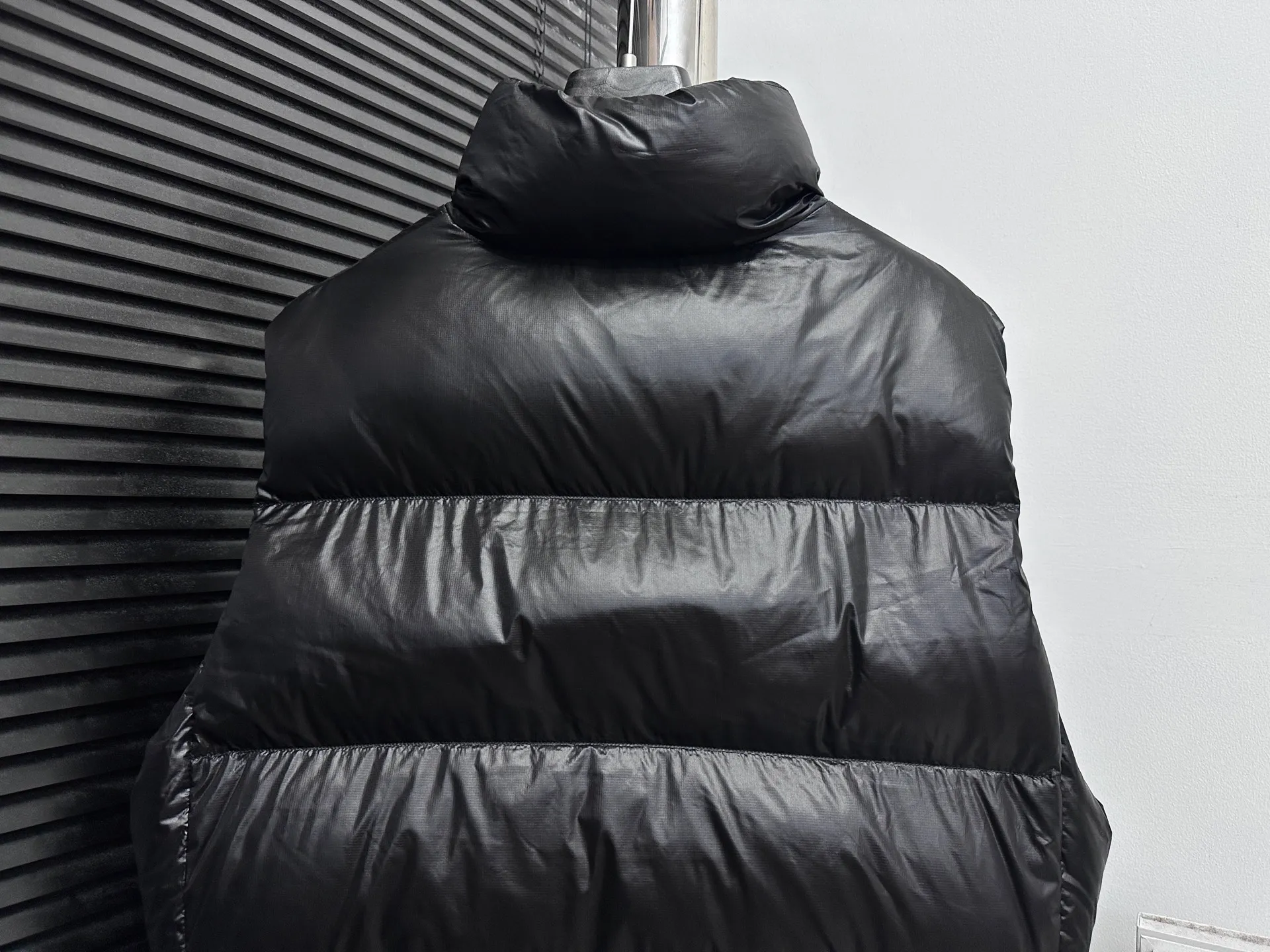 P560 [Canada Goose] Big Goose🦢Puff Down Vest has always been recognized as the warmest down jacket. Various Instagram celebrities, Internet celebrities, and celebrities often wear it for street photos. I make Canada Goose every year, but I still can't get rid of my love for it. No matter how cold the days are, there is no need to be afraid, because there is! Filled with 90% white duck down, it is the legendary warmest down jacket and is known as a must-have for Arctic outdoor sports! The most popular down jacket in the world, celebrities are rushing to buy it, it is a must-have! Size: XS-XL
